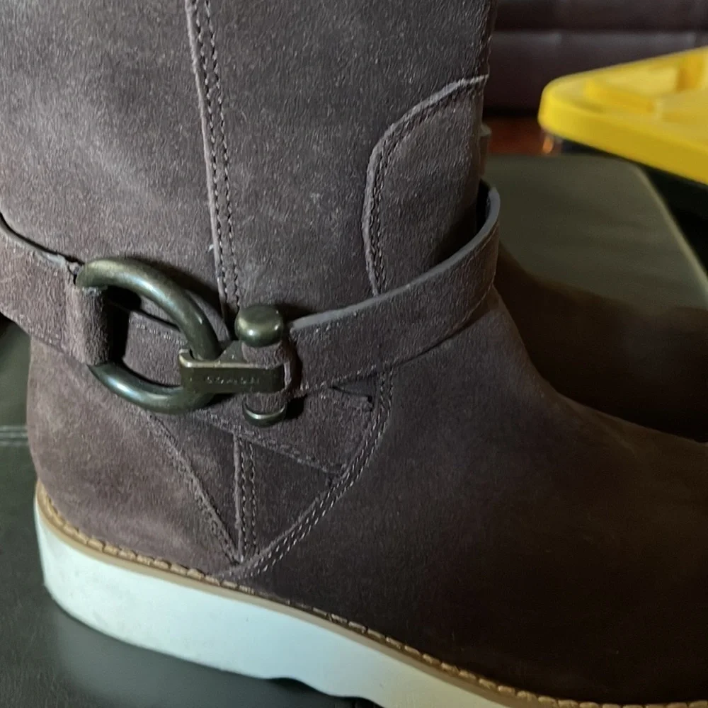 Boots - Picture 2 of 7